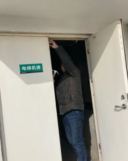 奉贤防火门维修1.png