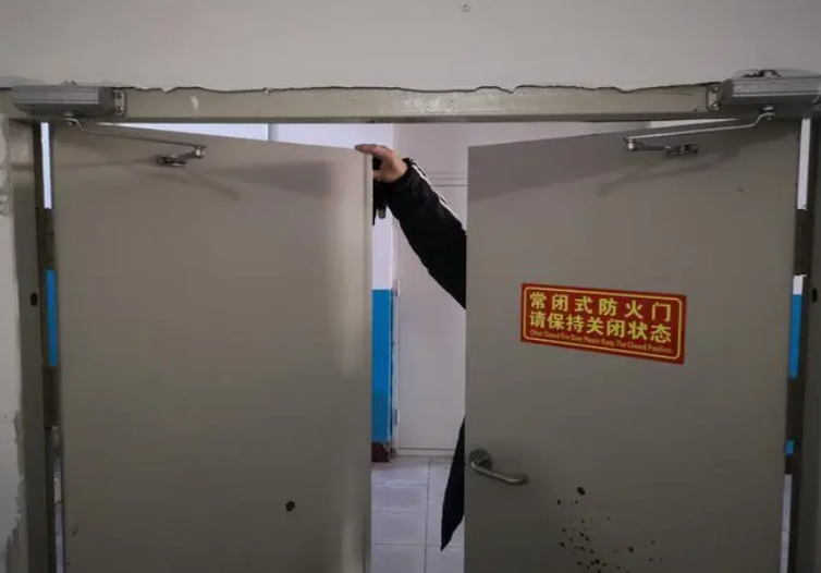 奉贤防火门维修3.png